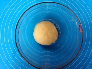 1、福满楼红豆酥,水油皮所有材料放入盆内，用筷子搅拌成团，再用手揉成面团，盖保鲜膜醒面15分钟。