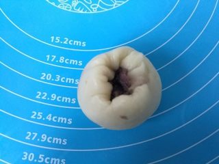 15、福满楼红豆酥,虎口收圆，捏紧。