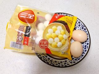 1、黑芝麻汤圆厚蛋烧,准备食材；汤圆和鸡蛋