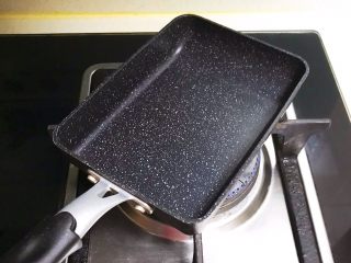 6、黑芝麻汤圆厚蛋烧,把蛋烧锅放在火上烧热