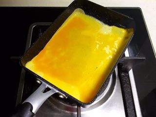 7、黑芝麻汤圆厚蛋烧,加入一半鸡蛋液，全程小火煎制