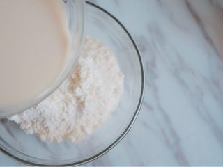 2、创意奶牛花纹切片馒头,将牛奶倒入准备好的面粉中