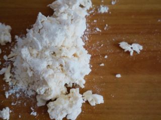 5、创意奶牛花纹切片馒头,搅拌后成絮状如图，放到案板上揉至光滑