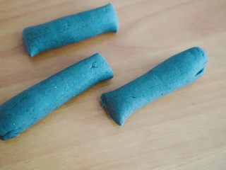 11、创意奶牛花纹切片馒头,然后将细长条的黑长条分成三块或者更多