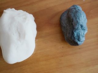 9、创意奶牛花纹切片馒头,揉至光滑后如图，一块白面团一块黑面团