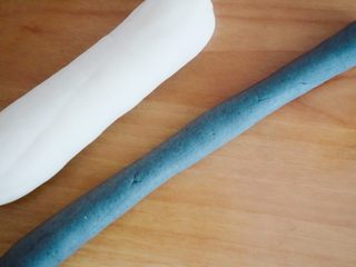 10、创意奶牛花纹切片馒头,白面团搓成粗些的长条，黑色面团搓成细些的长条状