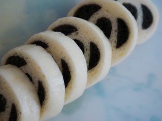 17、创意奶牛花纹切片馒头,醒发好了开蒸锅大火15分钟关火等五分钟在开盖即可，出锅后取出切出自己需要的大小即可