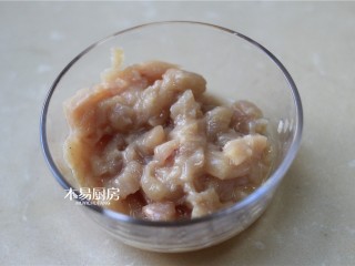 1、香菇鸡肉粥,鸡胸肉切成小丁,用少许白胡椒粉、食盐、水淀粉抓匀,腌制10分钟以上,备用。