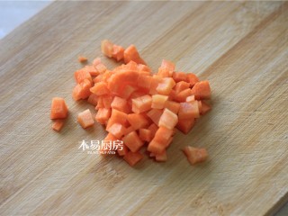 5、香菇鸡肉粥,胡萝卜切丁,备用。