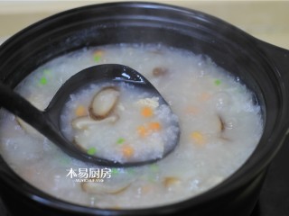 10、香菇鸡肉粥,撒入葱花、适量食盐、鸡粉、白胡椒粉。