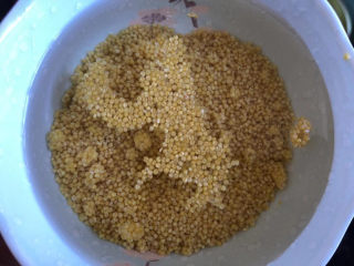 1、紫薯小米粥,小米浸泡半天。