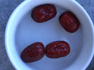 2、紫薯小米粥,红枣浸泡。