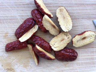 3、紫薯小米粥,去核切片。