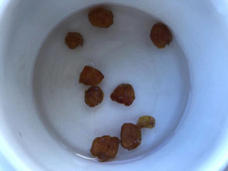 4、紫薯小米粥,桂圆干浸泡片刻。