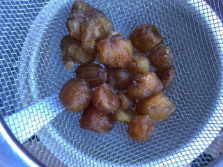 5、紫薯小米粥,捞出沥干水分。