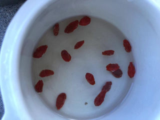 6、紫薯小米粥,枸杞也清洗干净。