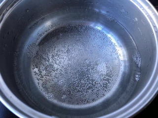 9、紫薯小米粥,烧开一锅水。