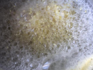 11、紫薯小米粥,开小火慢煮。