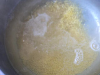 10、紫薯小米粥,倒入小米。