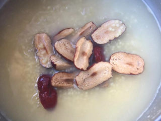 12、紫薯小米粥,15分钟后加入红枣。