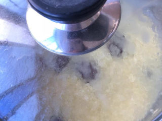 13、紫薯小米粥,加盖小火慢炖。