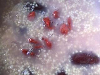 16、紫薯小米粥,出锅前撒入枸杞。