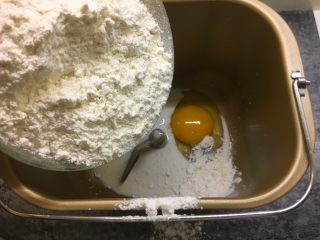 3、紫米华夫饼,加入面粉