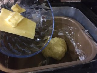 5、紫米华夫饼,面团揉光滑后加入黄油，继续揉