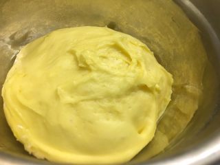 7、紫米华夫饼,将发酵至两倍大小的面团取出，回温一会