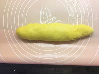 9、紫米华夫饼,将面团揉成长条