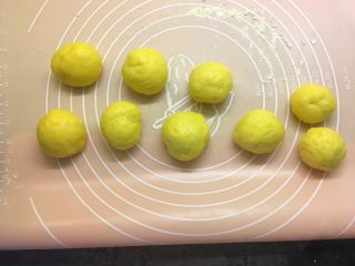 11、紫米华夫饼,揉成光滑的圆形面团