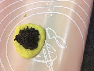 15、紫米华夫饼,放入一小团紫米