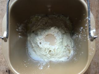 1、双酱培根披萨,面团的所有配料先液体后固体放入面包机桶内,糖、盐对角放,干酵母放面粉中间,启动和面程序,结束后启动发酵程序进行发酵;