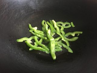 3、双酱培根披萨,将青椒丝炒熟;