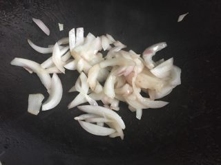 4、双酱培根披萨,将洋葱丝炒熟;