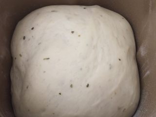 7、双酱培根披萨,面团差不多发酵到2倍大了,继续和面5分钟排气;