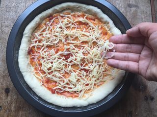 10、双酱培根披萨,.撒一些芝士;