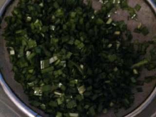 4、≈韭菜鸡蛋包≈,韭菜洗净，沥干水分