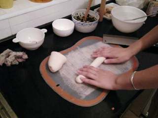 7、≈韭菜鸡蛋包≈,接着把醒好的面团搓成长条