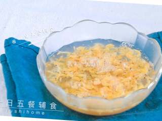 3、番茄丝瓜蛋黄虾皮粥,虾皮浸泡一会。