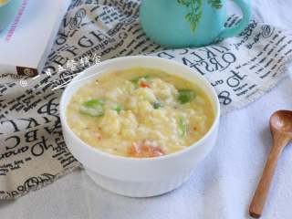 7、番茄丝瓜蛋黄虾皮粥,色香味俱全的粥就完成啦。如果要加猪肉或虾肉鱼肉，切小丁在粥出锅前10分钟放即可。