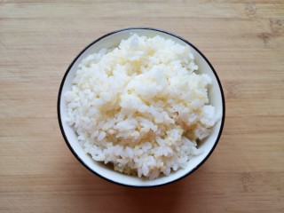 1、红薯南瓜粥,准备好剩米饭。