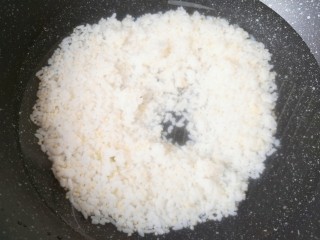 2、红薯南瓜粥,将剩米饭放入锅里,加入纯净水烧开。