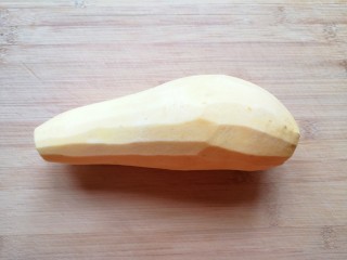 3、红薯南瓜粥,板栗红薯去皮洗干净。