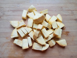 4、红薯南瓜粥,切成大块。