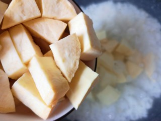 5、红薯南瓜粥,下入锅里。