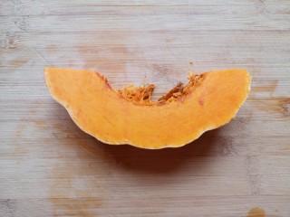 7、红薯南瓜粥,准备好南瓜。