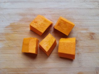 8、红薯南瓜粥,去皮去瓤先切成大块。