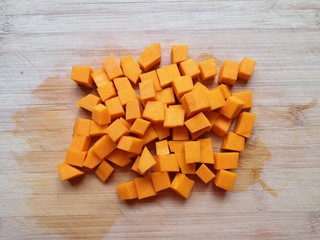 9、红薯南瓜粥,再切成小块。