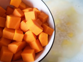 11、红薯南瓜粥,将南瓜下入锅里。